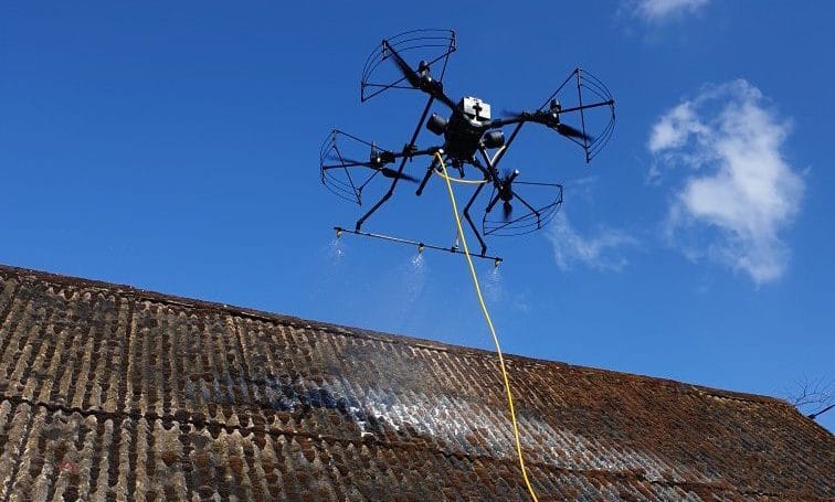 Pulvérisation toiture démoussage par drone